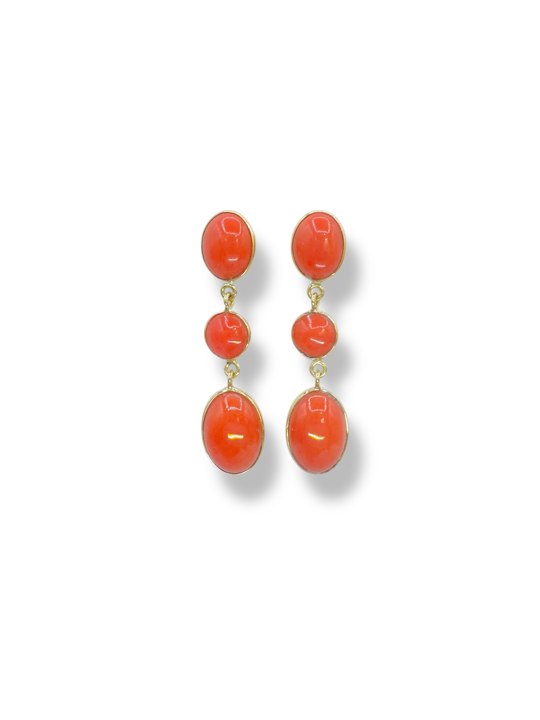 Splendidi orecchini pendenti in corallo e oro di Patricia Oro Creations, gioielli made in italy di alta gioielleria, perfetti per un regalo prezioso.