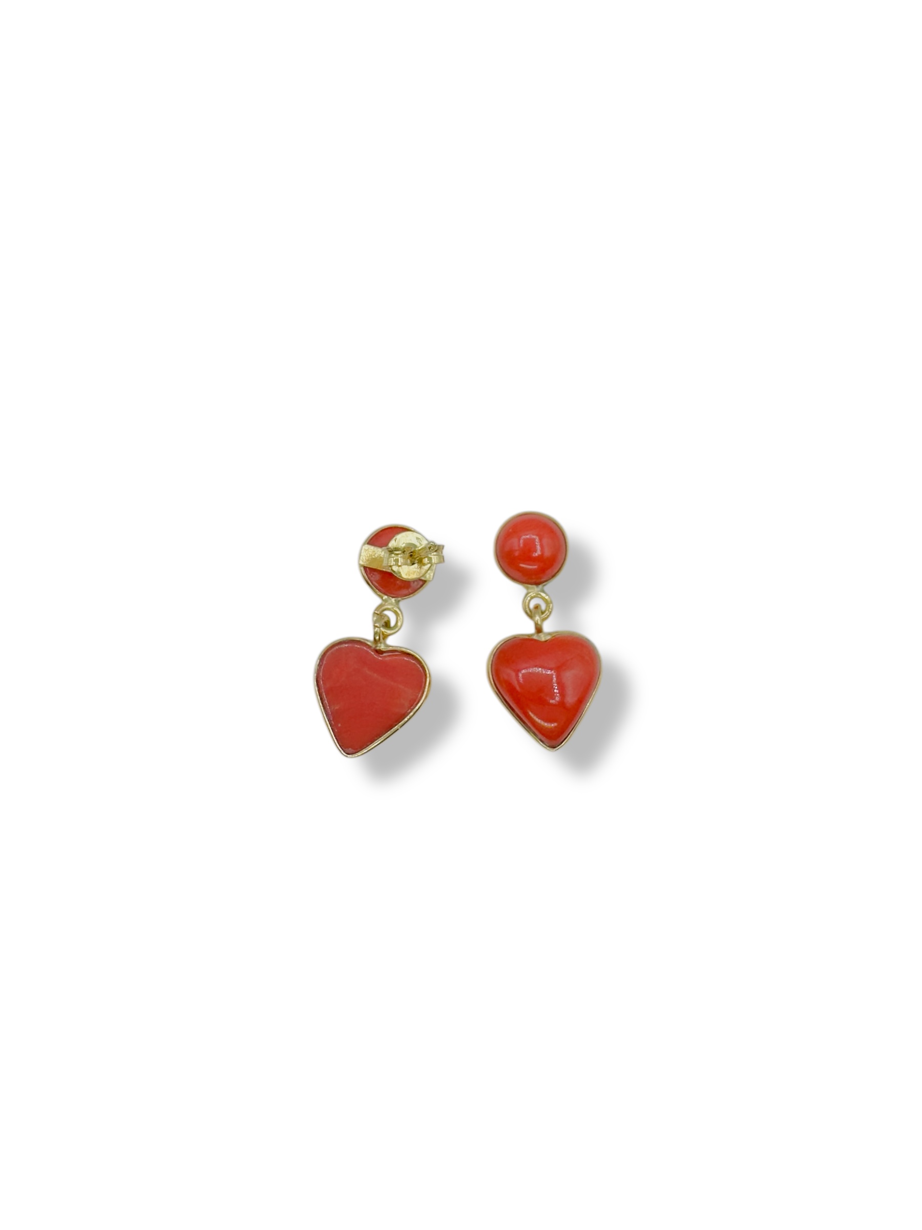 Orecchini Pendenti Cuori Corallo - Patricia Oro Creations (Vista 2) | Gioielleria Patricia Oro Splendidi orecchini pendenti Cuori Corallo, un capolavoro di gioielli made in italy, perfetti per un'idea regalo preziosa. (Vista 2)