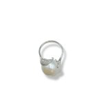 Splendido anello con diamanti e perla barocca Nimei, un gioiello di lusso perfetto per un'occasione speciale. (Vista 2)