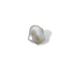 Splendido anello con diamanti e perla barocca Nimei, un gioiello di lusso perfetto per un'occasione speciale.