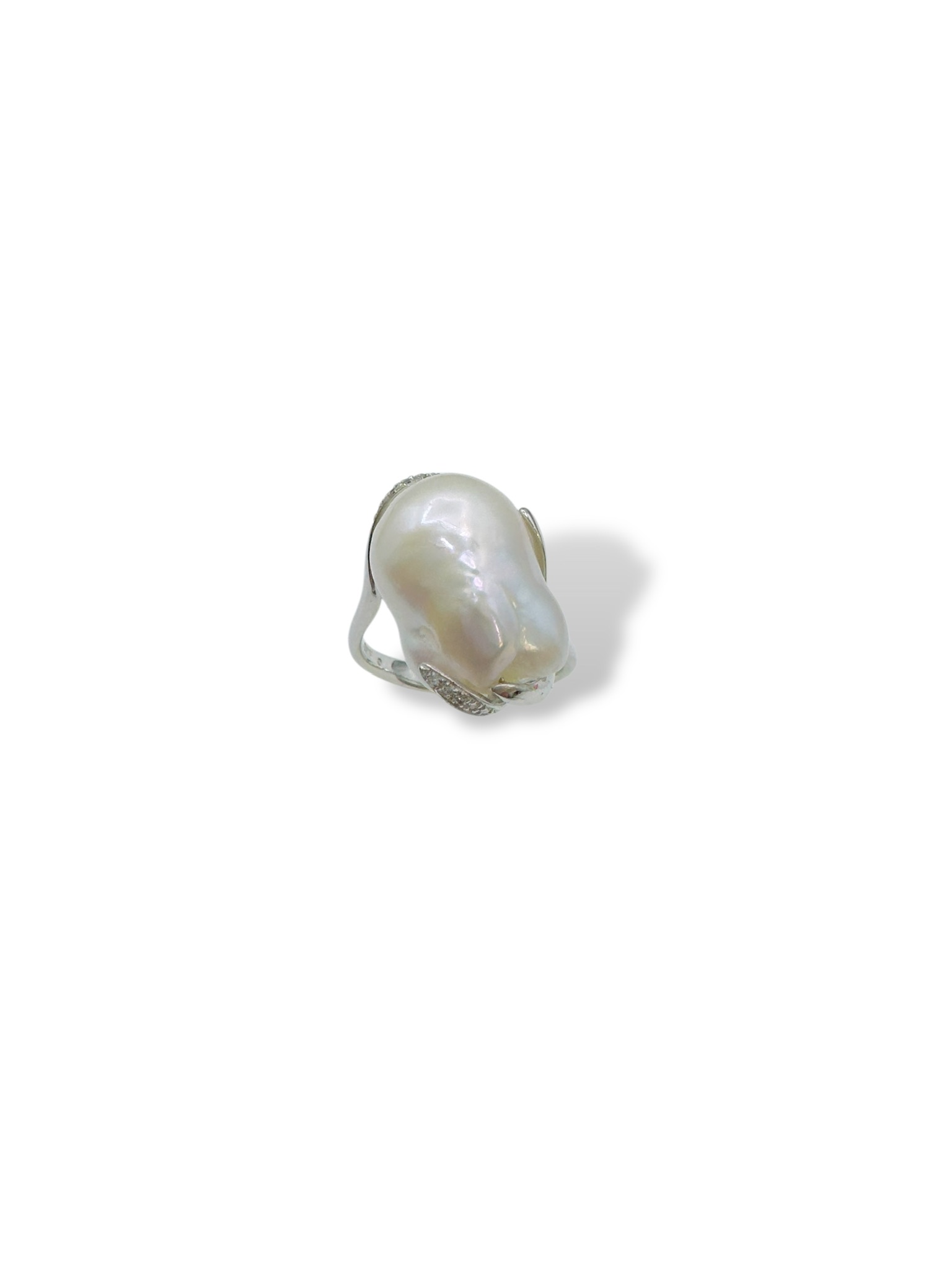 Splendido anello con diamanti e perla barocca Nimei, un gioiello di lusso perfetto per un'occasione speciale.