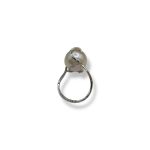 L'anello con perla barocca e diamanti Nimei, un gioiello di lusso che incarna l'eleganza senza tempo. (Vista 2)