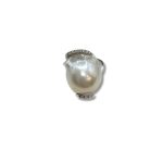 L'anello con perla barocca e diamanti Nimei, un gioiello di lusso che incarna l'eleganza senza tempo.