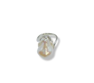 Splendido anello con perla barocca e diamanti, un gioiello di lusso perfetto per un'occasione speciale.