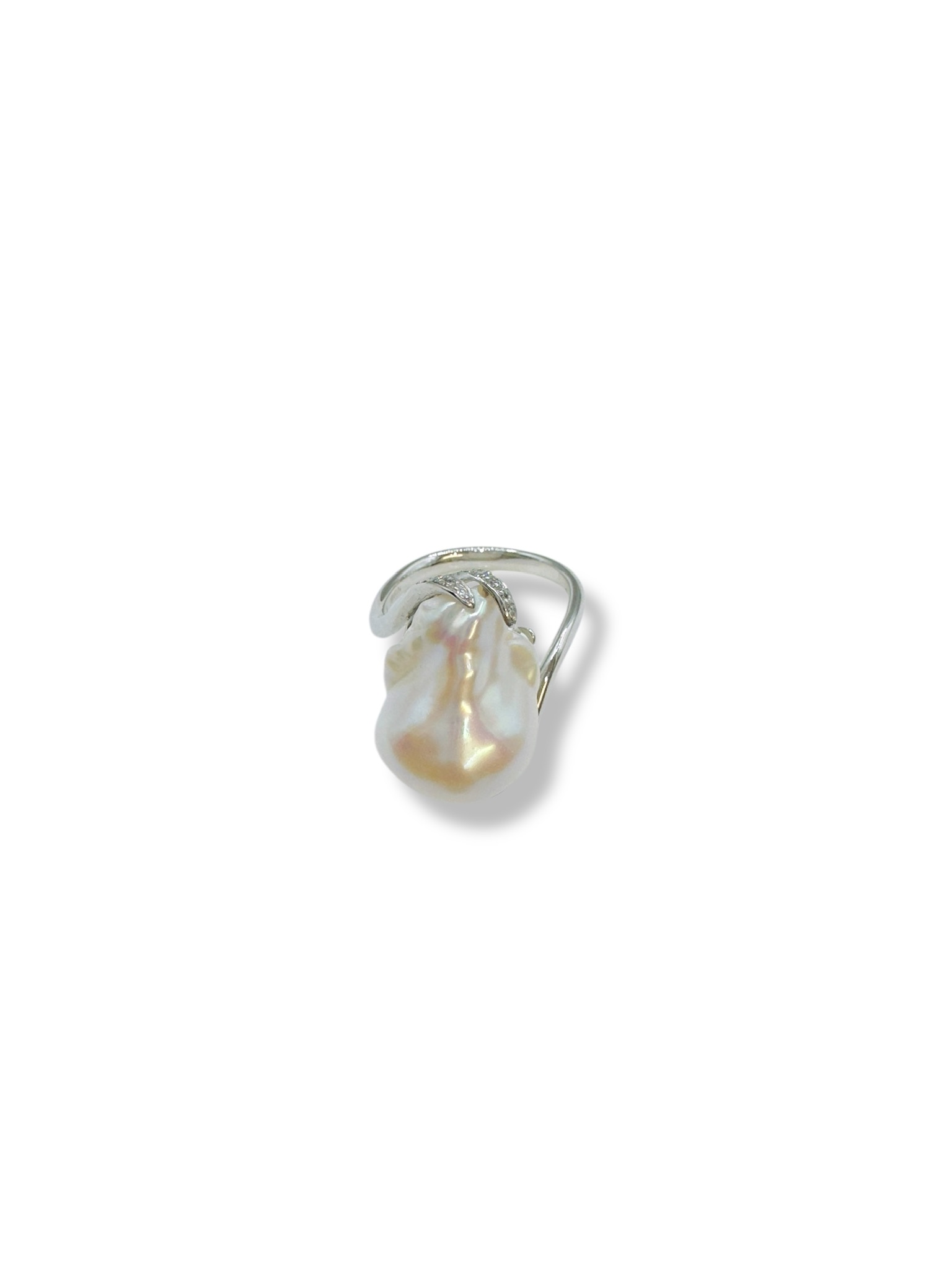 Splendido anello con perla barocca e diamanti, un gioiello di lusso perfetto per un'occasione speciale.