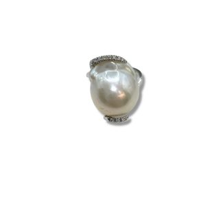 L'anello con perla barocca e diamanti Nimei, un gioiello di lusso che incarna l'eleganza senza tempo.