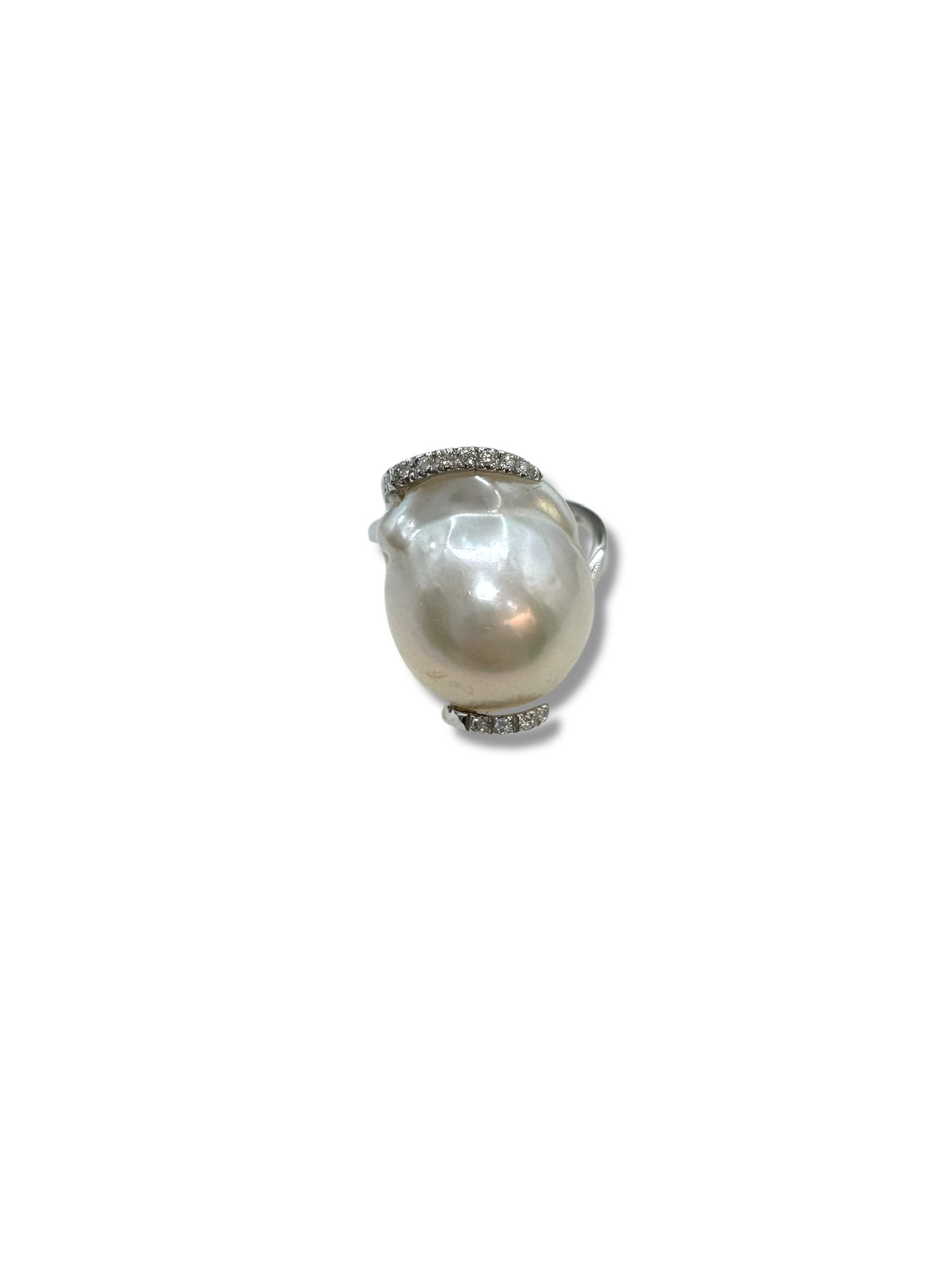 L'anello con perla barocca e diamanti Nimei, un gioiello di lusso che incarna l'eleganza senza tempo.