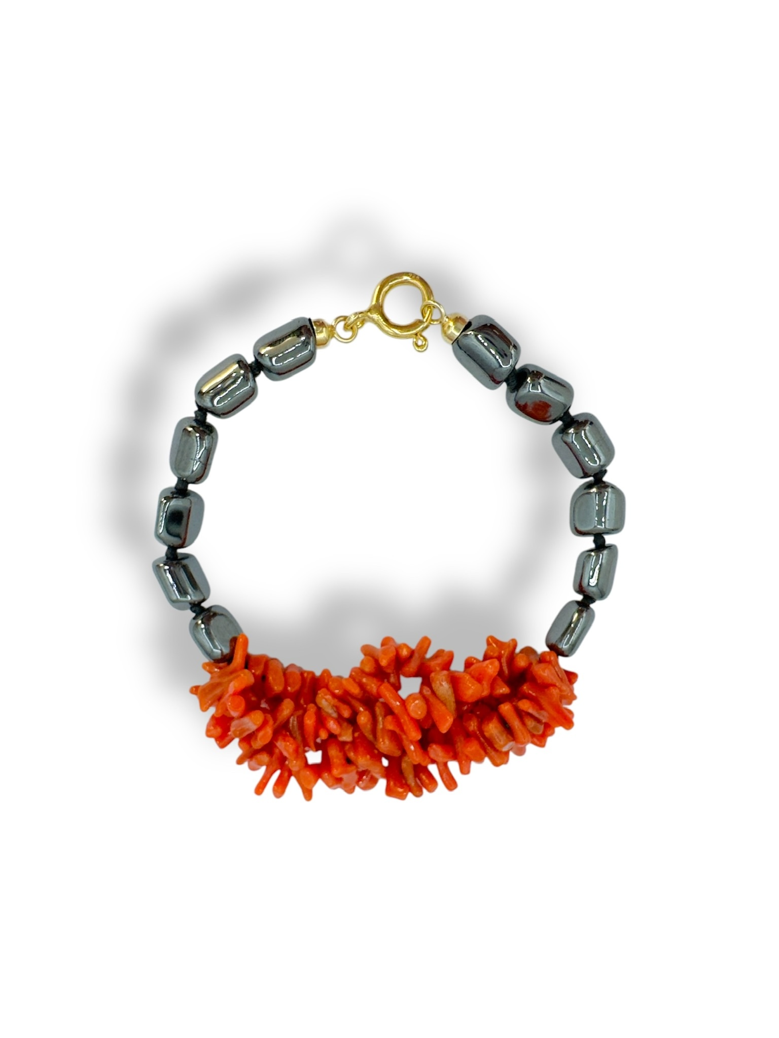Splendido bracciale Corallo Sciacca e Ematite, un gioiello made in italy di Patricia Oro Creations, perfetto per un'eleganza senza tempo.