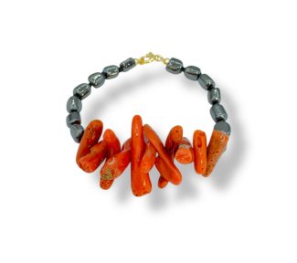 Bracciale Corallo Sciacca ed Ematite, un gioiello made in italy di Patricia Oro Creations, perfetto per un'idea regalo preziosa.