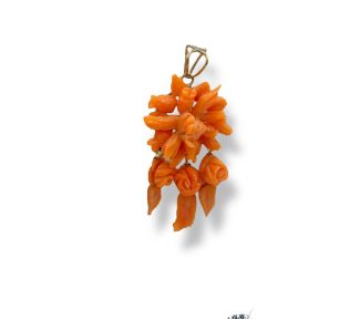 Splendido ciondolo Corallo Frutta e Fiori di Patricia Oro Creations, un gioiello made in italy di alta gioielleria.