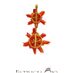 Splendido Ciondolo Corallo con Incisione Fiori: un capolavoro di gioielleria made in italy, perfetto come idea regalo preziosa. (Vista 2)
