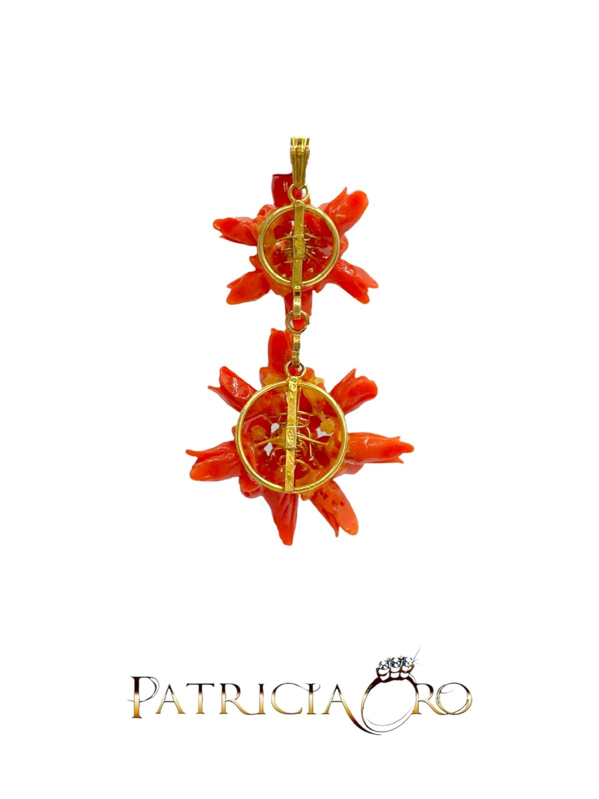 Splendido Ciondolo Corallo con Incisione Fiori: un capolavoro di gioielleria made in italy, perfetto come idea regalo preziosa. (Vista 2)