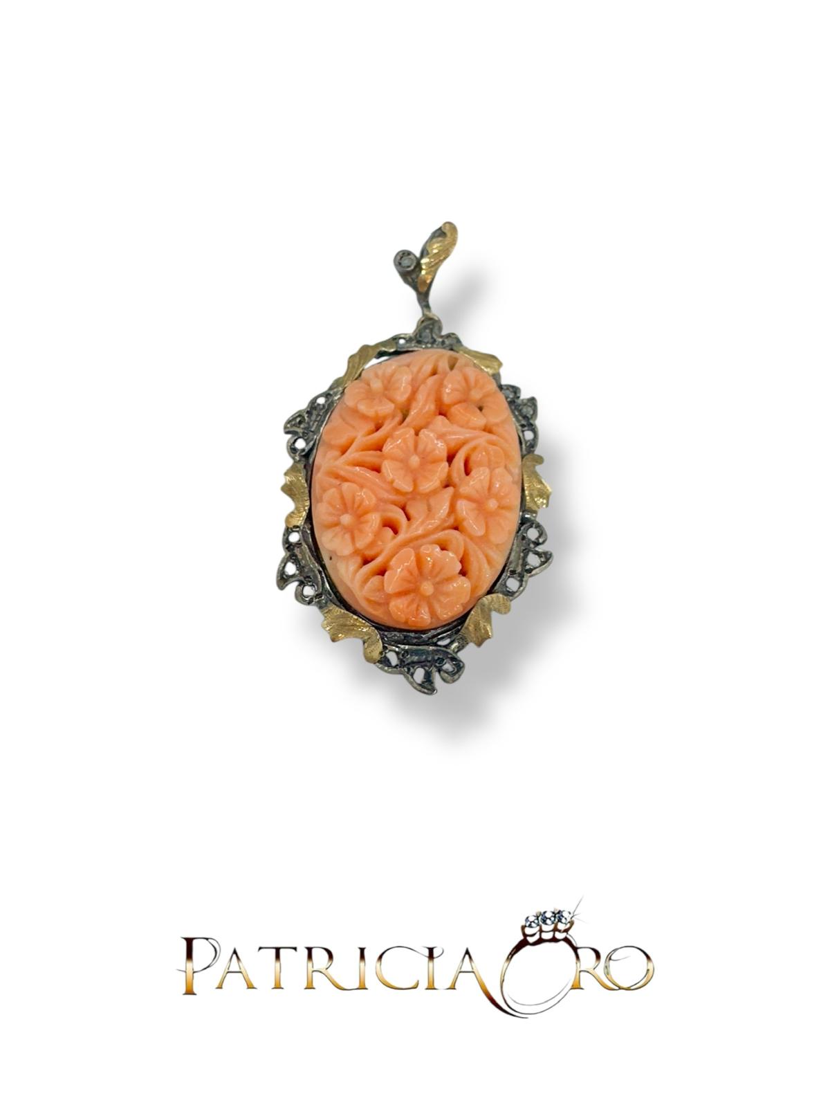 Splendido Ciondolo Corallo e Stile Antico, un gioiello made in italy di Patricia Oro Creations, perfetto per un'idea regalo preziosa.