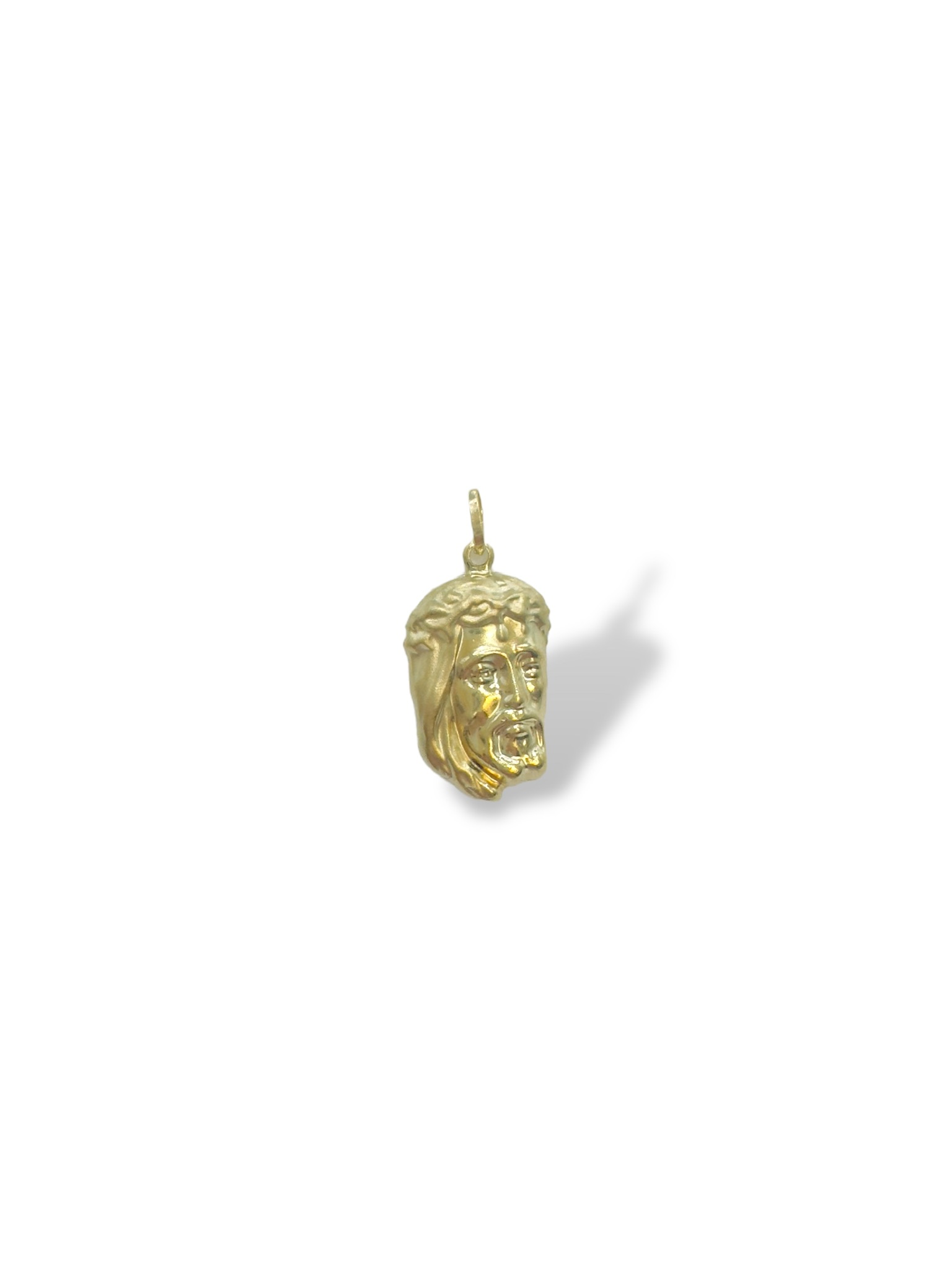 Ciondolo in oro Volto di Cristo, un gioiello di lusso realizzato con maestria artigianale.