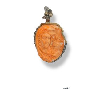 Splendido ciondolo in corallo stile antico di Patricia Oro Creations, un gioiello made in Italy di alta gioielleria.