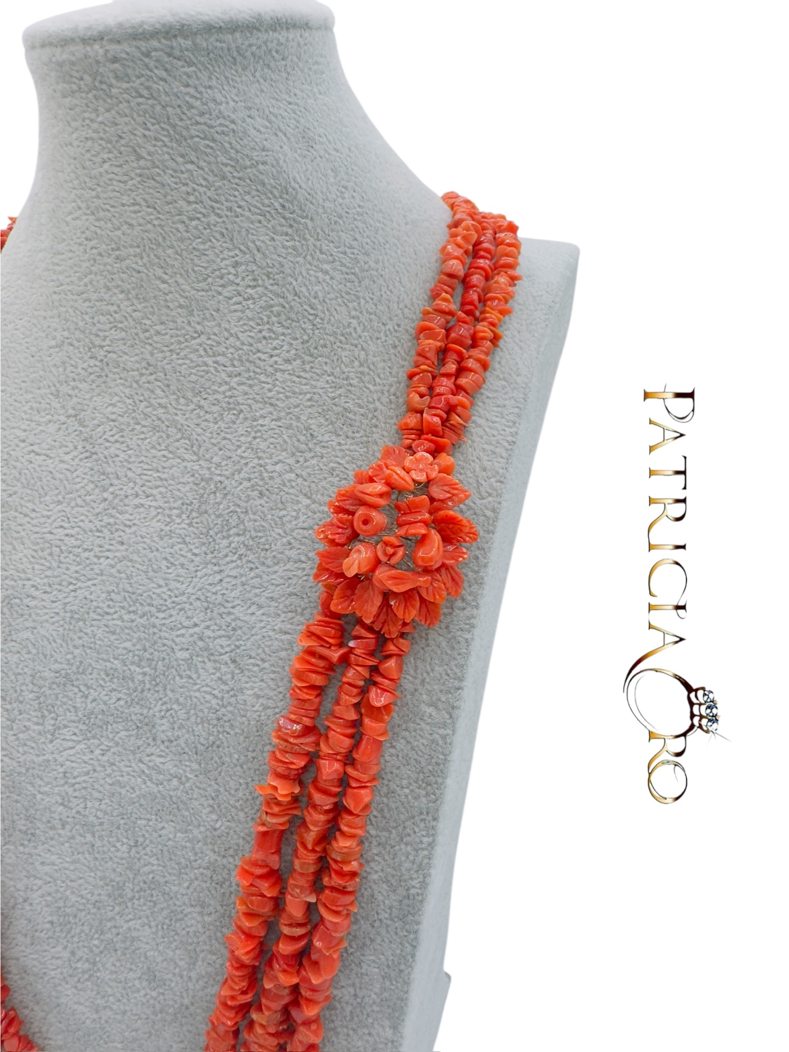 Collana 3 Fili Corallo di Patricia Oro Creations: un capolavoro di gioielleria made in italy, perfetto per un'eleganza senza tempo. (Vista 2)