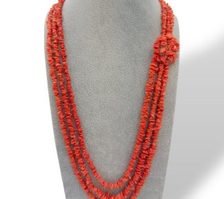 Collana 3 Fili Corallo di Patricia Oro Creations: un capolavoro di gioielleria made in italy, perfetto per un'eleganza senza tempo.