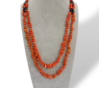 Collana Corallo e Onice di Patricia Oro Creations: un capolavoro di gioielleria made in italy, perfetto per un'idea regalo preziosa.