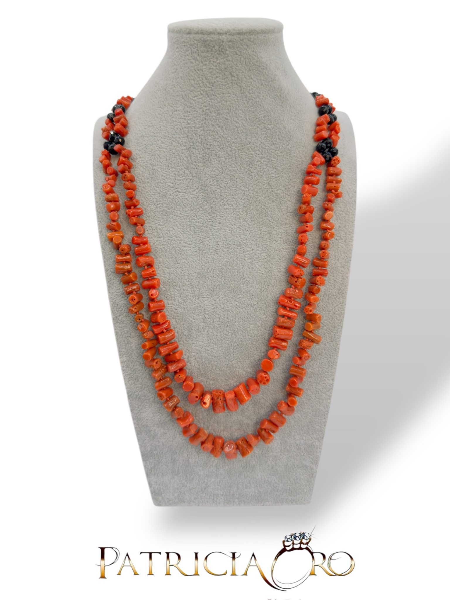 Collana Corallo e Onice di Patricia Oro Creations: un capolavoro di gioielleria made in italy, perfetto per un'idea regalo preziosa.