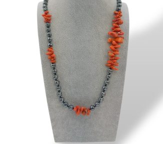 Splendida collana Corallo Sciacca con Ematite, un gioiello made in italy di Patricia Oro Creations, perfetto per un'idea regalo preziosa.