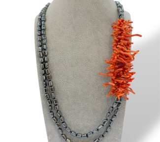 Splendida collana Corallo Sciacca e Ematite, un gioiello made in italy di Patricia Oro Creations, perfetto per un'idea regalo preziosa.