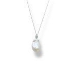 Splendida collana con diamanti e perla barocca, un gioiello di lusso perfetto per un'occasione speciale. (Vista 2)
