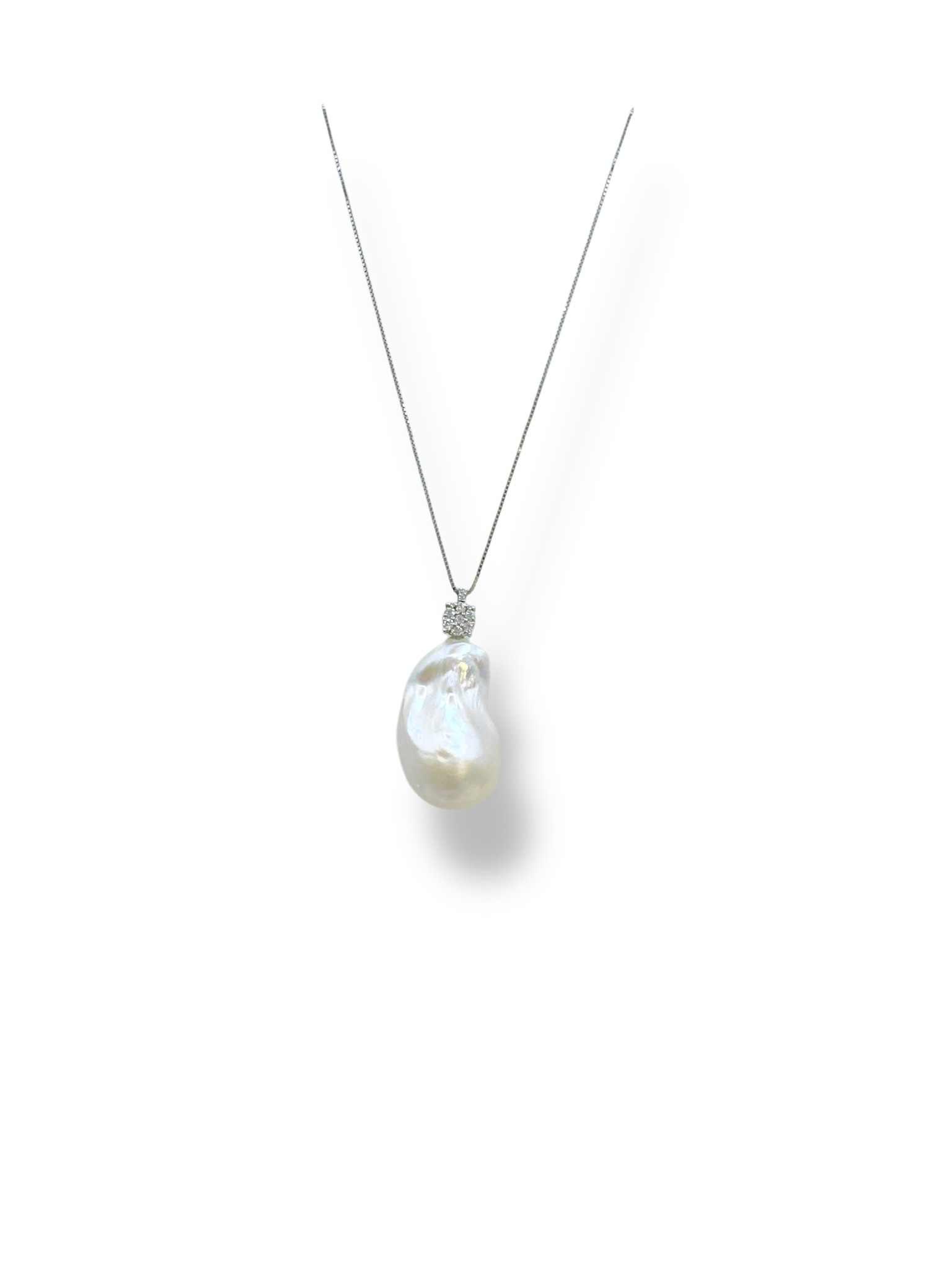 Splendida collana con diamanti e perla barocca, un gioiello di lusso perfetto per un'occasione speciale. (Vista 2)