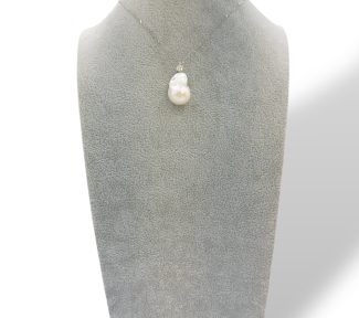 Splendida collana con diamanti e perla barocca, un gioiello di lusso perfetto per un'occasione speciale.