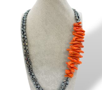 Splendida collana Ematite Silver e Corallo, un gioiello made in italy di Patricia Oro Creations, perfetto per un'idea regalo preziosa.
