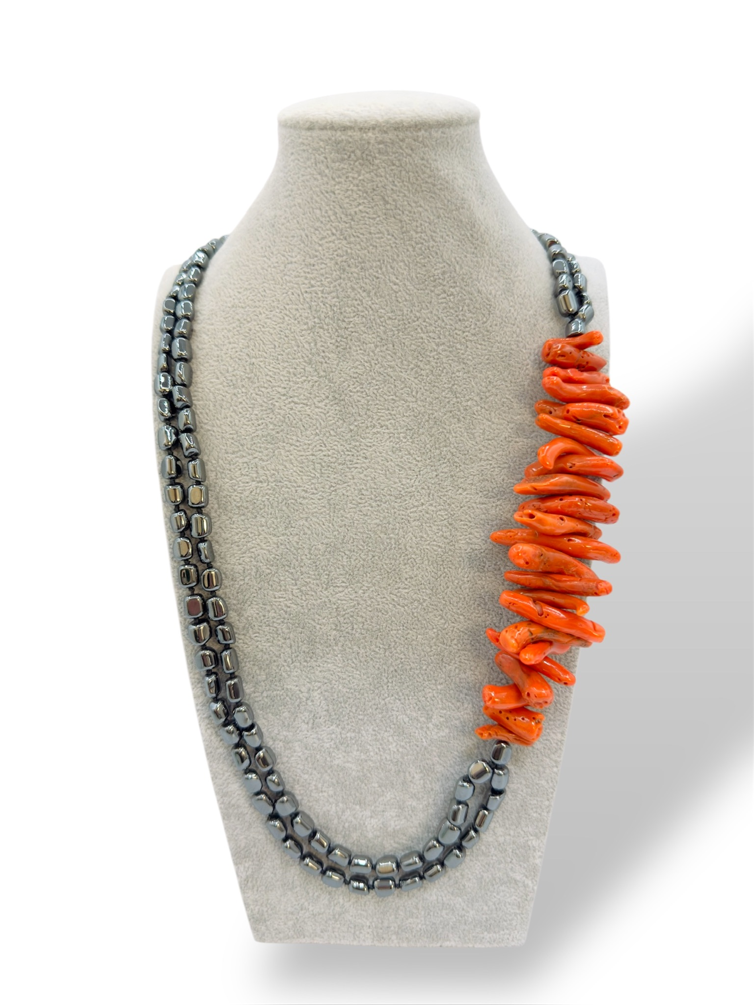 Splendida collana Ematite Silver e Corallo, un gioiello made in italy di Patricia Oro Creations, perfetto per un'idea regalo preziosa.