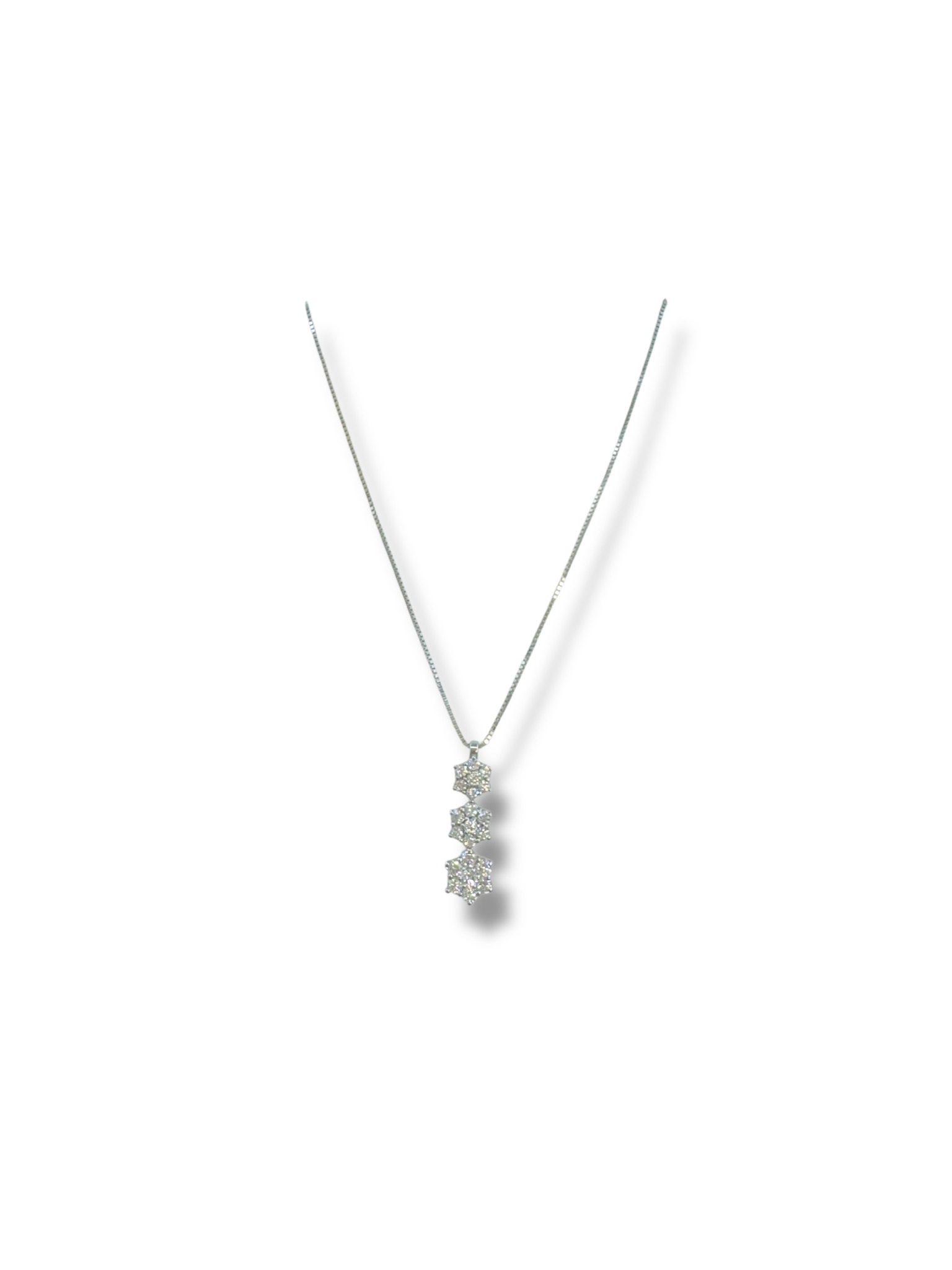 Collana Trilogy in Diamanti Davite&Delucchi | Gioielleria Patricia Oro La Collana Trilogy in Diamanti Davite&Delucchi, un capolavoro di alta gioielleria, perfetto per chi cerca gioielli diamanti di lusso.