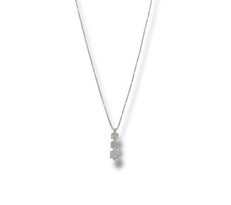 Splendida Collana Trilogy con Diamanti Davite&Delucchi, un capolavoro di alta gioielleria, perfetto per chi cerca gioielli diamanti di lusso.
