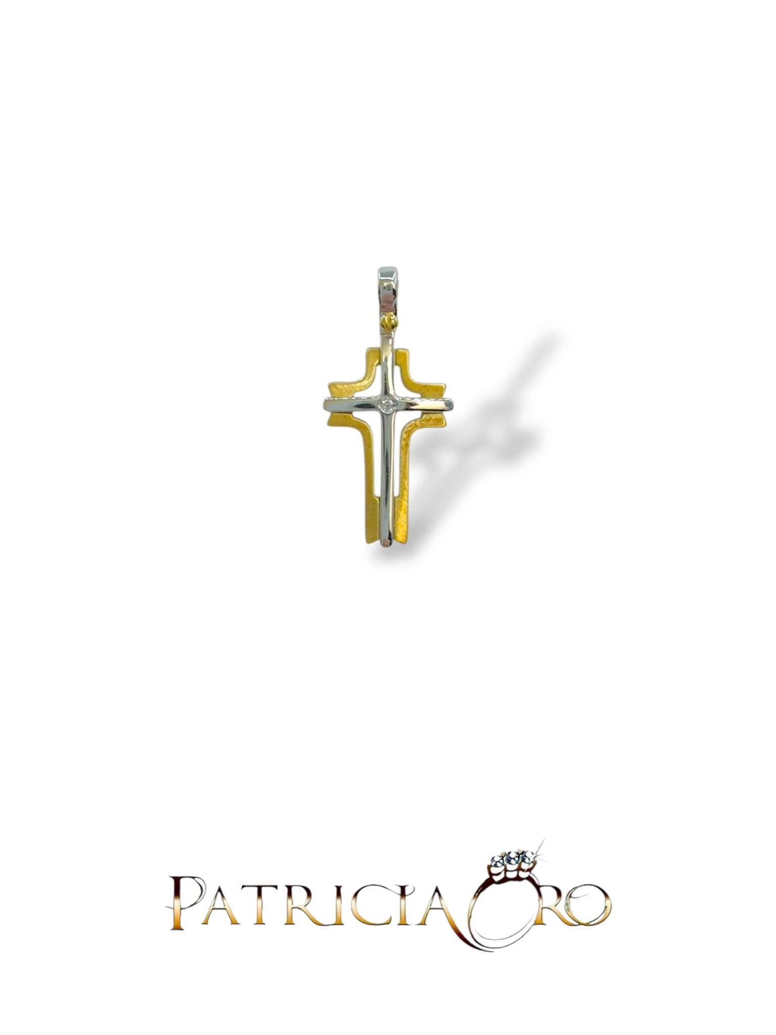 Croce da uomo con diamantino in oro 18k, un gioiello di lusso perfetto per un regalo prezioso.