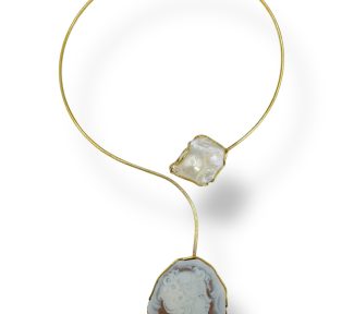 Girocollo Perla Barocca e Cammeo, un gioiello made in Italy di Patricia Oro Creations, perfetto per un'eleganza senza tempo.