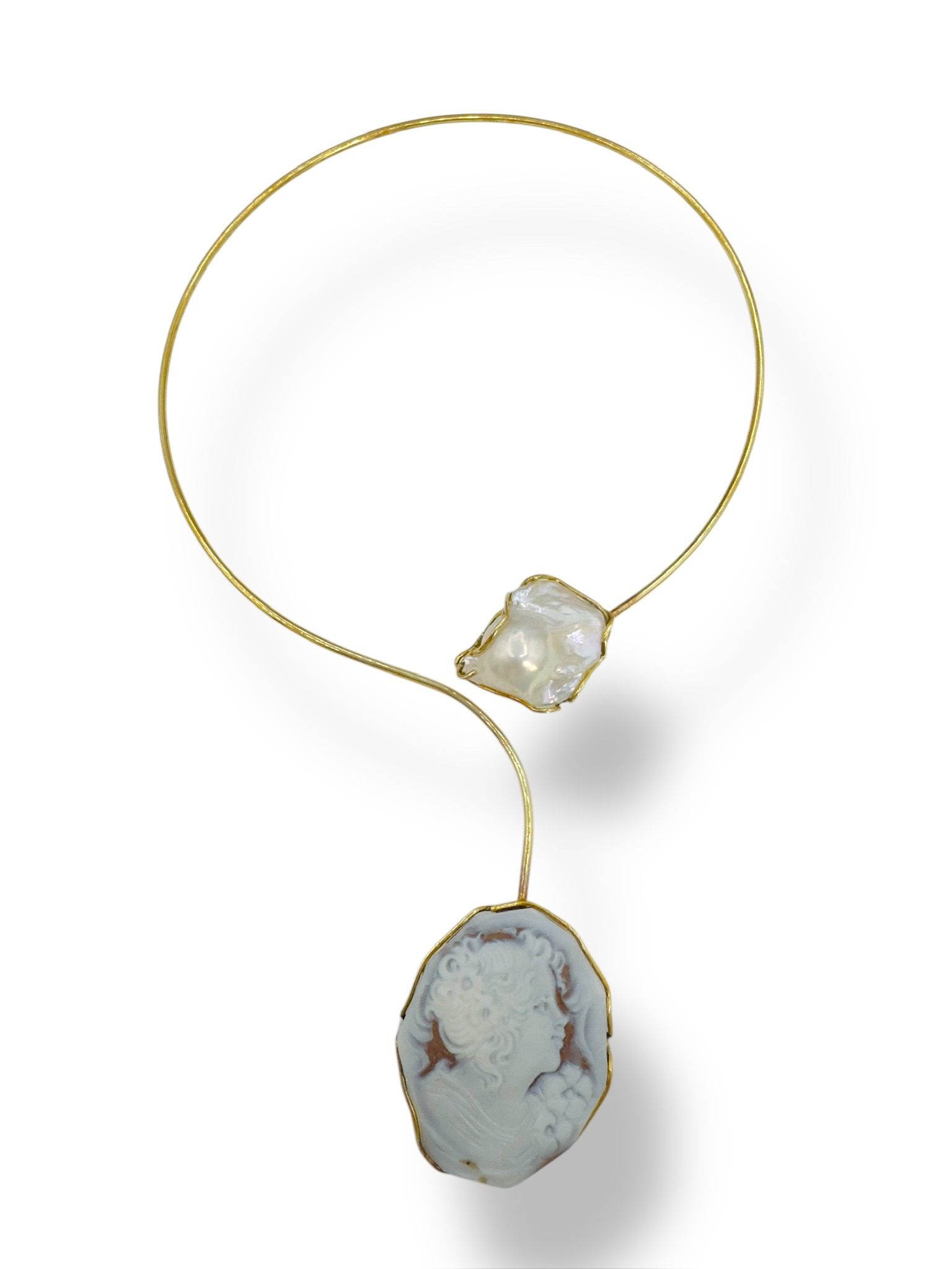 Girocollo Perla Barocca e Cammeo, un gioiello made in Italy di Patricia Oro Creations, perfetto per un'eleganza senza tempo.