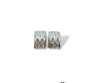 Eleganti orecchini clips in oro bianco, un gioiello di lusso perfetto per un'occasione speciale.