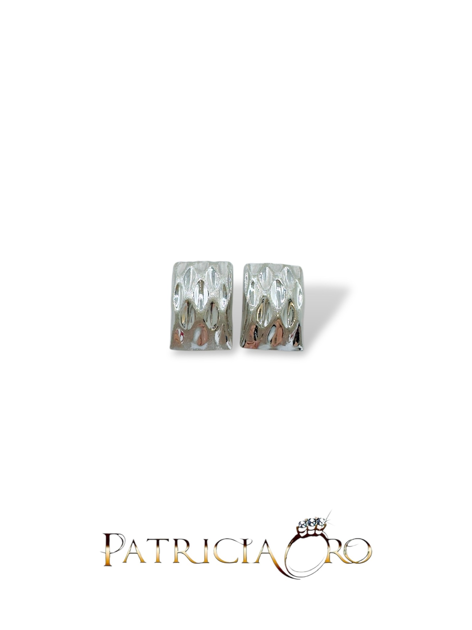 Eleganti orecchini clips in oro bianco, un gioiello di lusso perfetto per un'occasione speciale.