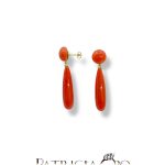Splendidi orecchini in corallo con montatura in oro, un esempio di gioielli made in italy, perfetti per un'occasione speciale. (Vista 2)