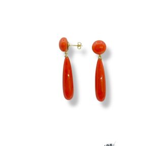 Splendidi orecchini in corallo con montatura in oro, un esempio di gioielli made in italy, perfetti per un'occasione speciale. (Vista 2)