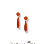 Splendidi orecchini in corallo con montatura in oro, un esempio di gioielli made in italy, perfetti per un'occasione speciale.