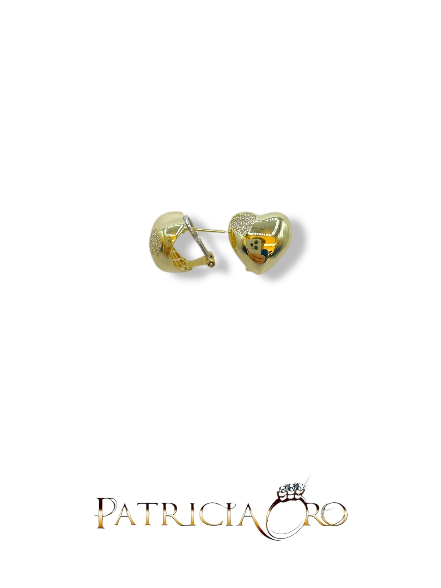 Splendidi orecchini a cuore in oro giallo, un gioiello di lusso perfetto per un regalo prezioso.