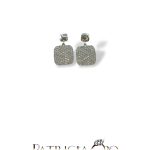 Splendidi orecchini da donna con zirconi in oro, un gioiello di lusso perfetto per un'occasione speciale.