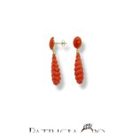 Splendidi orecchini a goccia in corallo di Sciacca firmati Patricia Oro Creations, un esempio di gioielli made in italy e di alta oreficeria. (Vista 2)