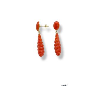 Splendidi orecchini a goccia in corallo di Sciacca firmati Patricia Oro Creations, un esempio di gioielli made in italy e di alta oreficeria. (Vista 2)