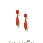 Splendidi orecchini a goccia in corallo di Sciacca firmati Patricia Oro Creations, un esempio di gioielli made in italy e di alta oreficeria.