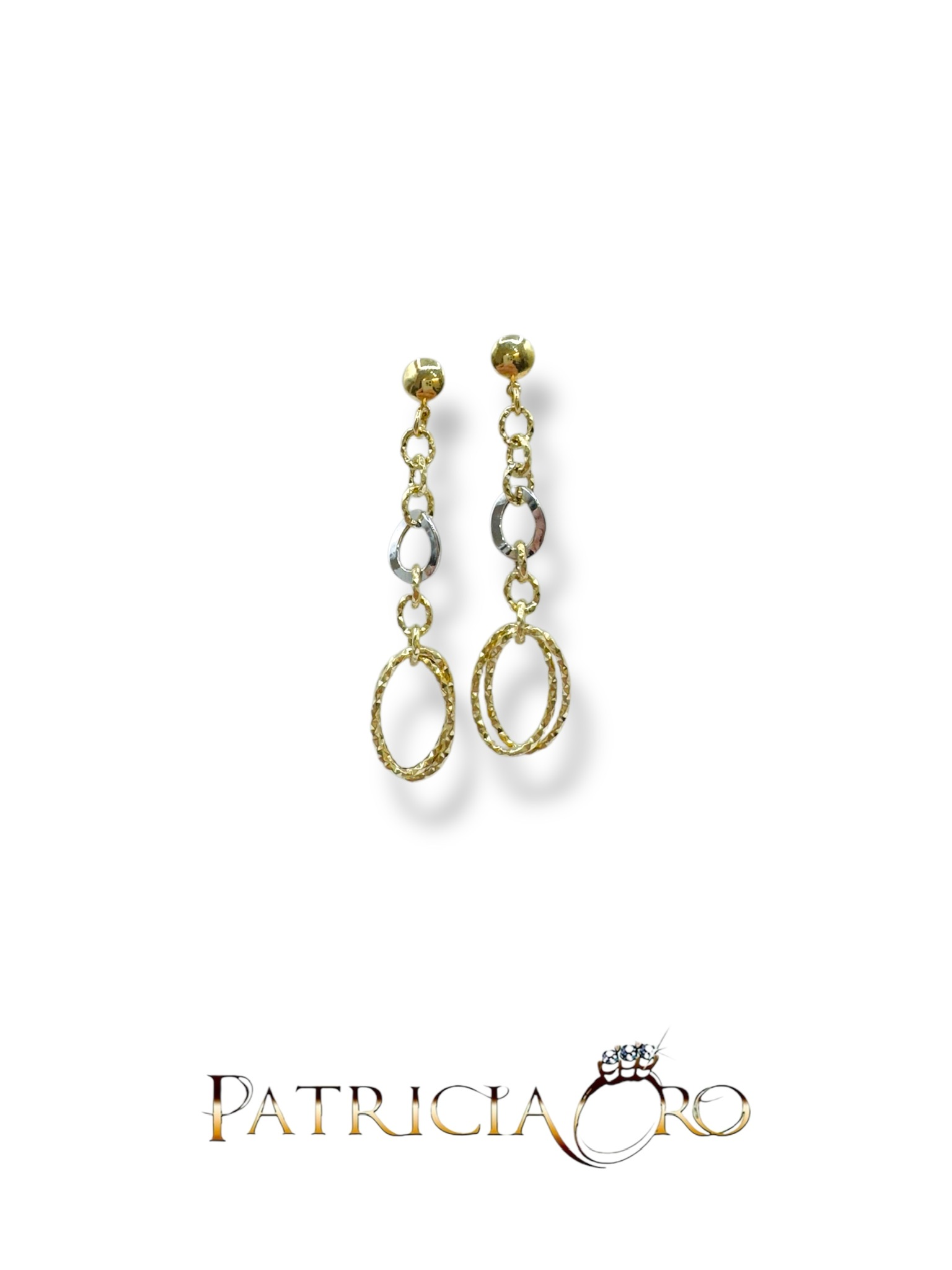 Eleganti orecchini pendenti a catena in oro 18k, un gioiello di lusso perfetto per un'occasione speciale.