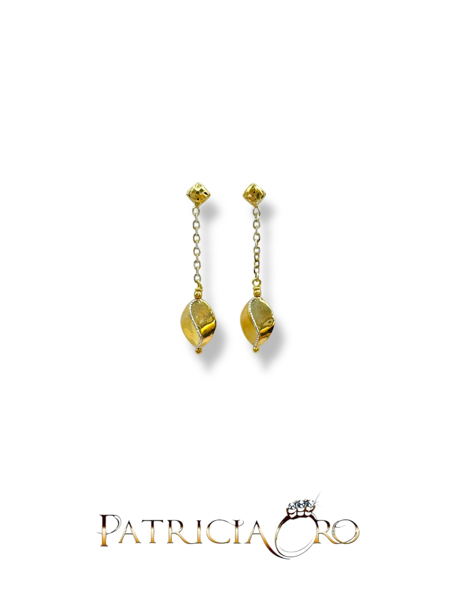 Splendidi orecchini pendenti in oro giallo, un gioiello di lusso perfetto per un'occasione speciale.