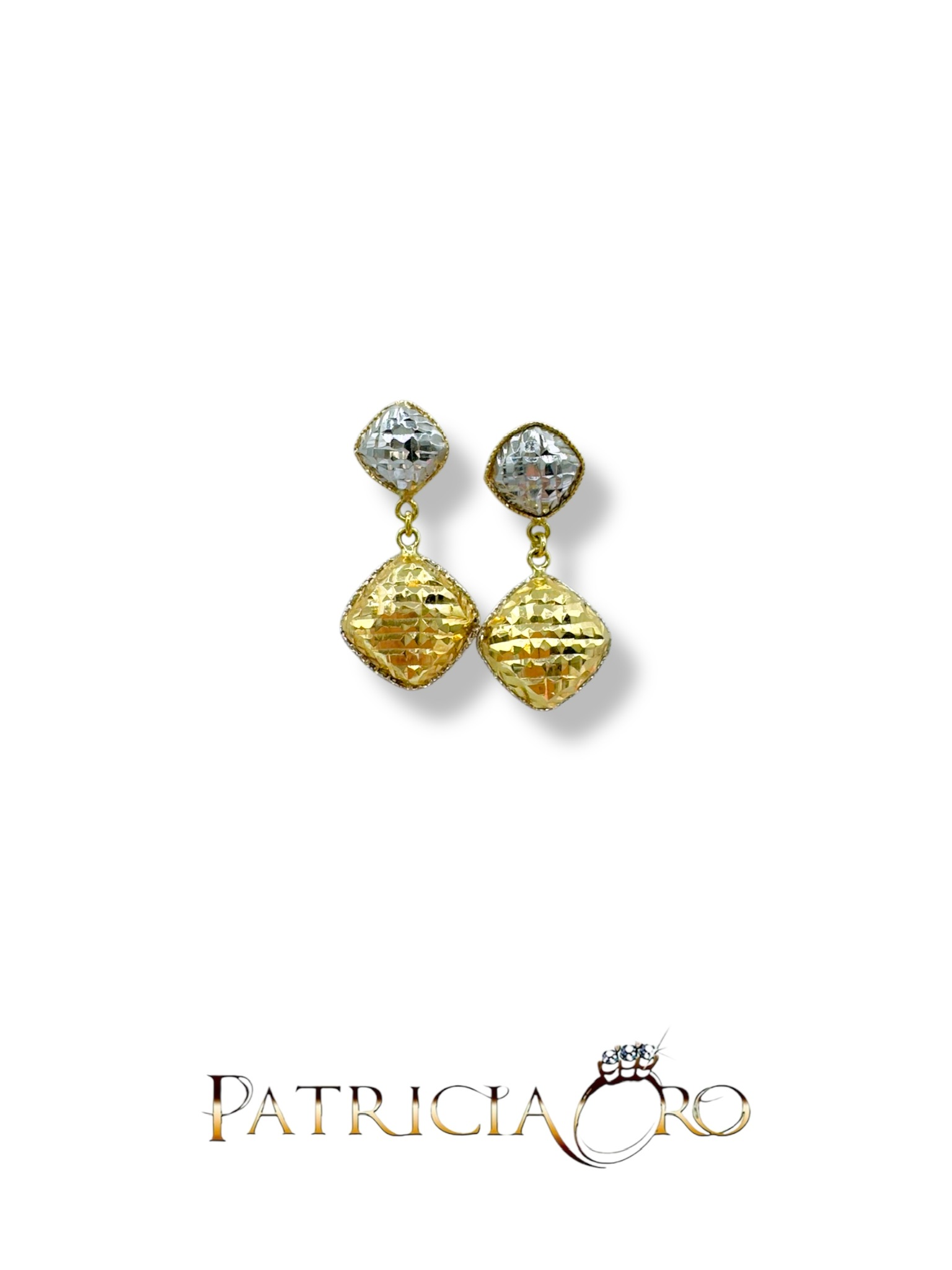 Eleganti orecchini pendenti in oro, un gioiello di lusso perfetto per un'occasione speciale.