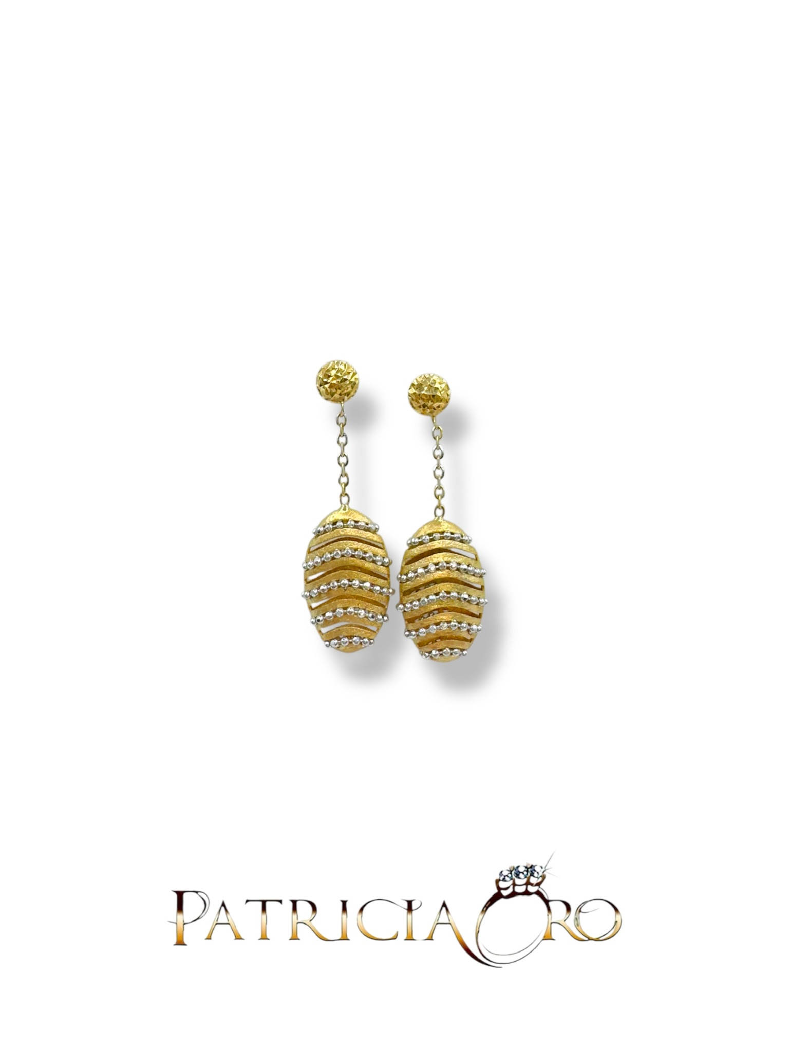 Eleganti orecchini pendenti in oro, un gioiello di lusso perfetto per un'occasione speciale.