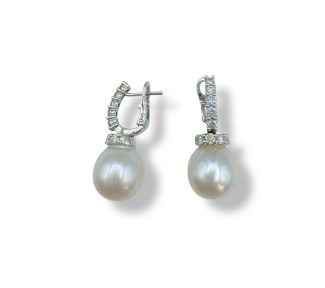 Splendidi orecchini Perle Akoia con diamanti, un gioiello di lusso perfetto per un'occasione speciale. (Vista 2)